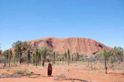 Uluru - Pohled na Uluru od kulturního centra