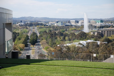 Canberra - pohled z vrcholu nového parlamentu