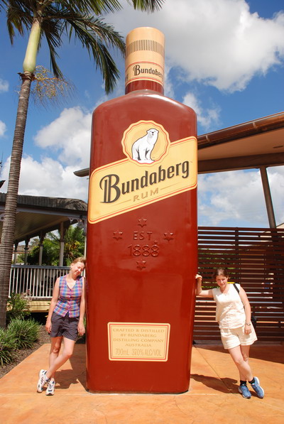 Bundaberg - opilé holky opřené o sloup