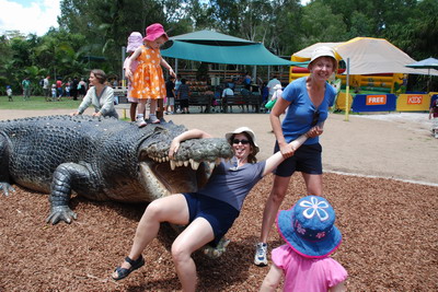 Australia ZOO - Hanka krmí krokodýla