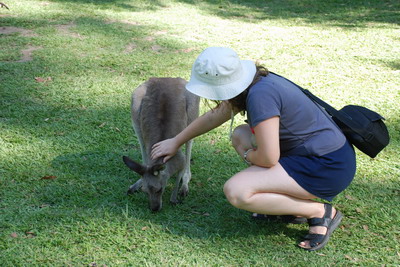 Australia ZOO - Hanka hladí klokana