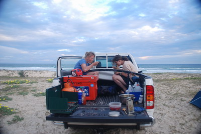 Fraser Island - jíme na korbě auta, což je super