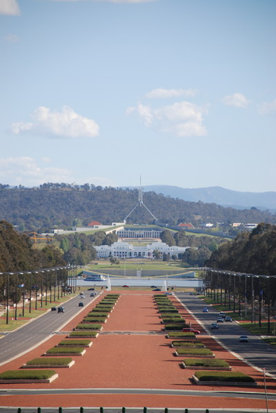 Canberra - pohled na parlamenty od válečného památníku