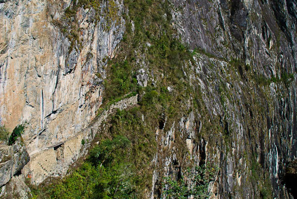 Inca Bridge a cesta někam dál po úbočí hor
